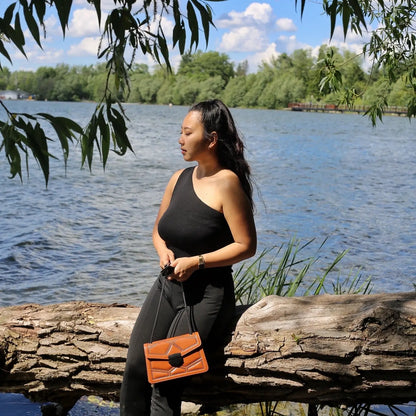 Elegant Aura Crossbody Bag – Chic Chain Strap & Luxurious Leather | Rotta rotta.ca
