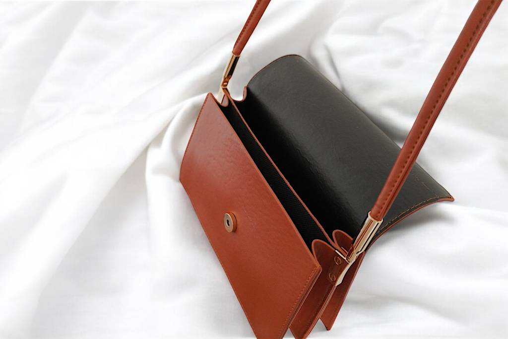 SOHO - Elegant Leather Envelope Crossbody Bag – Classic Black & Terracotta Brown