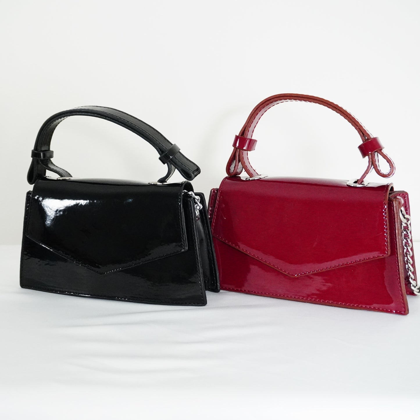 CHERRY - Mini sac bandoulière en cuir brillant et chic - Rouge cerise et noir