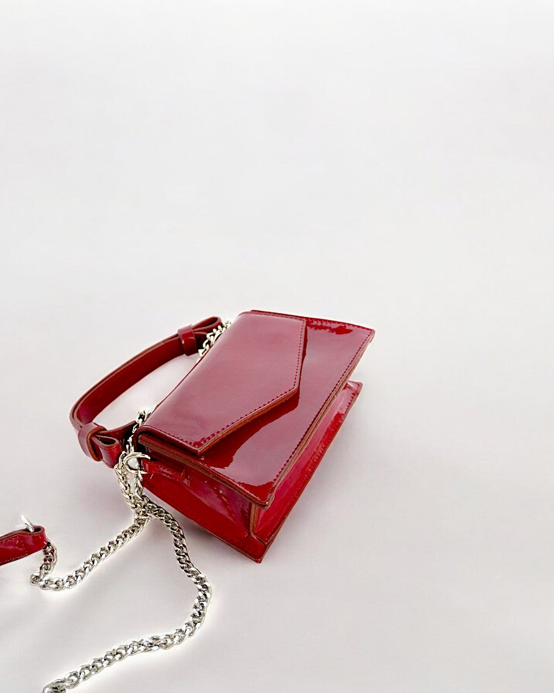 CHERRY - Mini sac bandoulière en cuir brillant et chic - Rouge cerise et noir