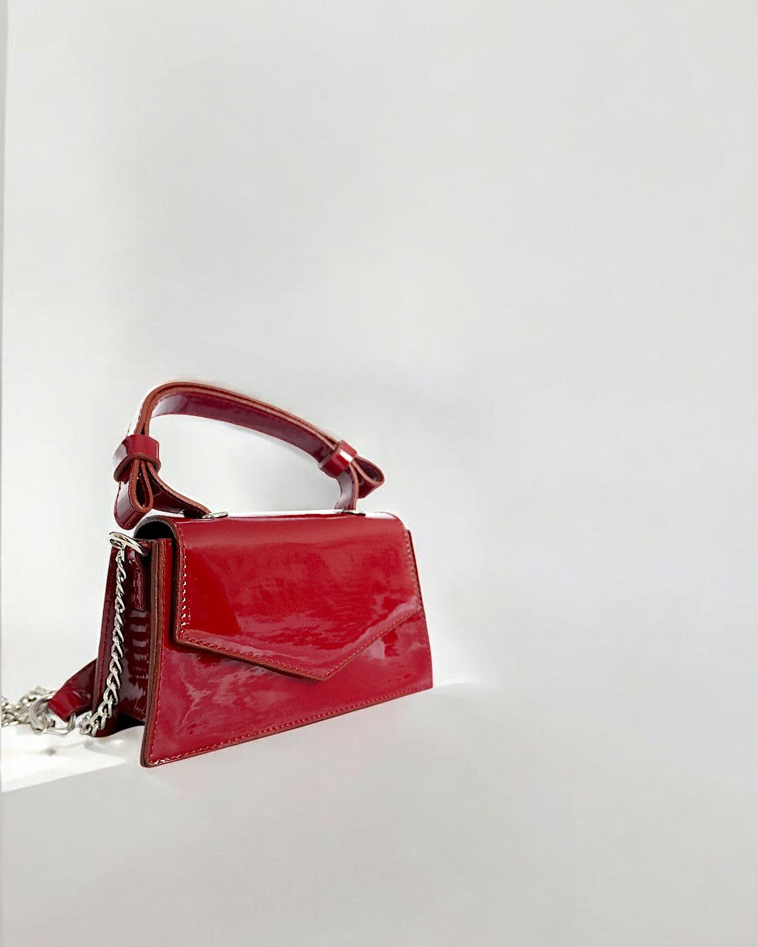 CHERRY - Mini sac bandoulière en cuir brillant et chic - Rouge cerise et noir